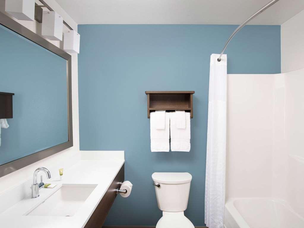 Woodspring Suites Providence Room photo
