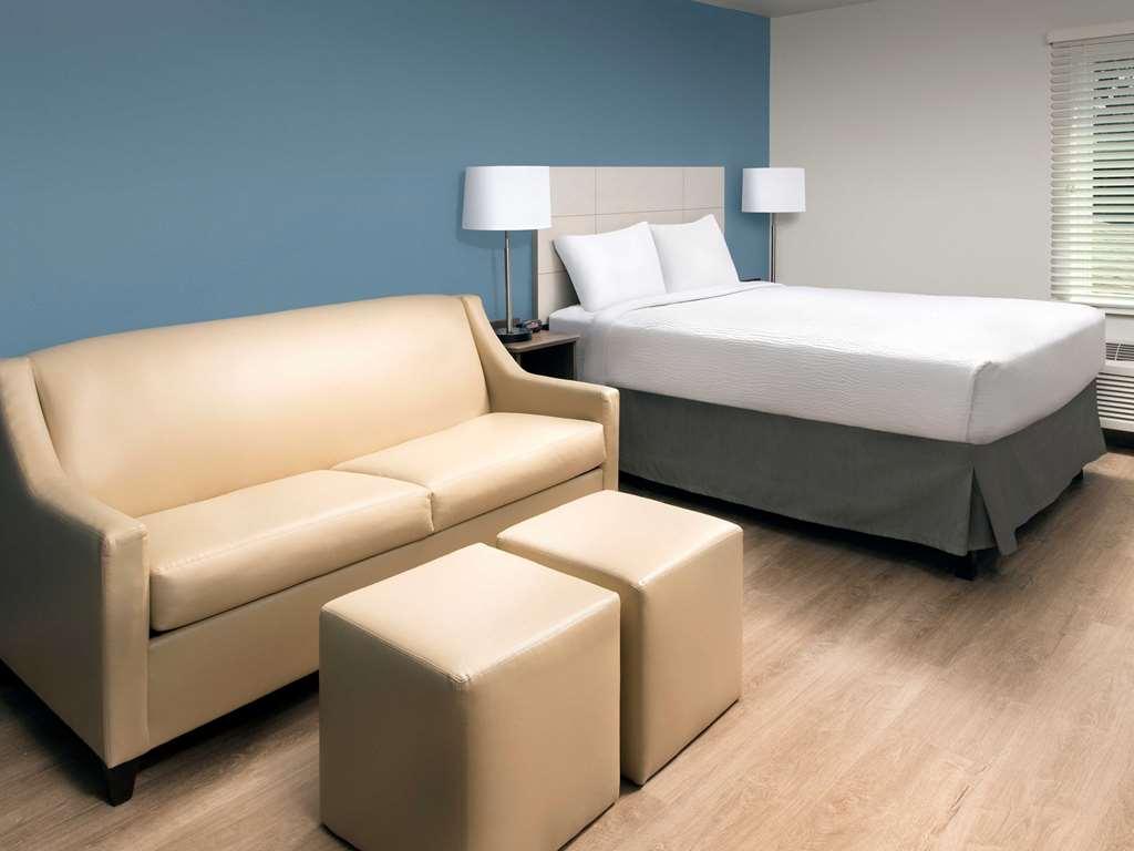 Woodspring Suites Providence Room photo