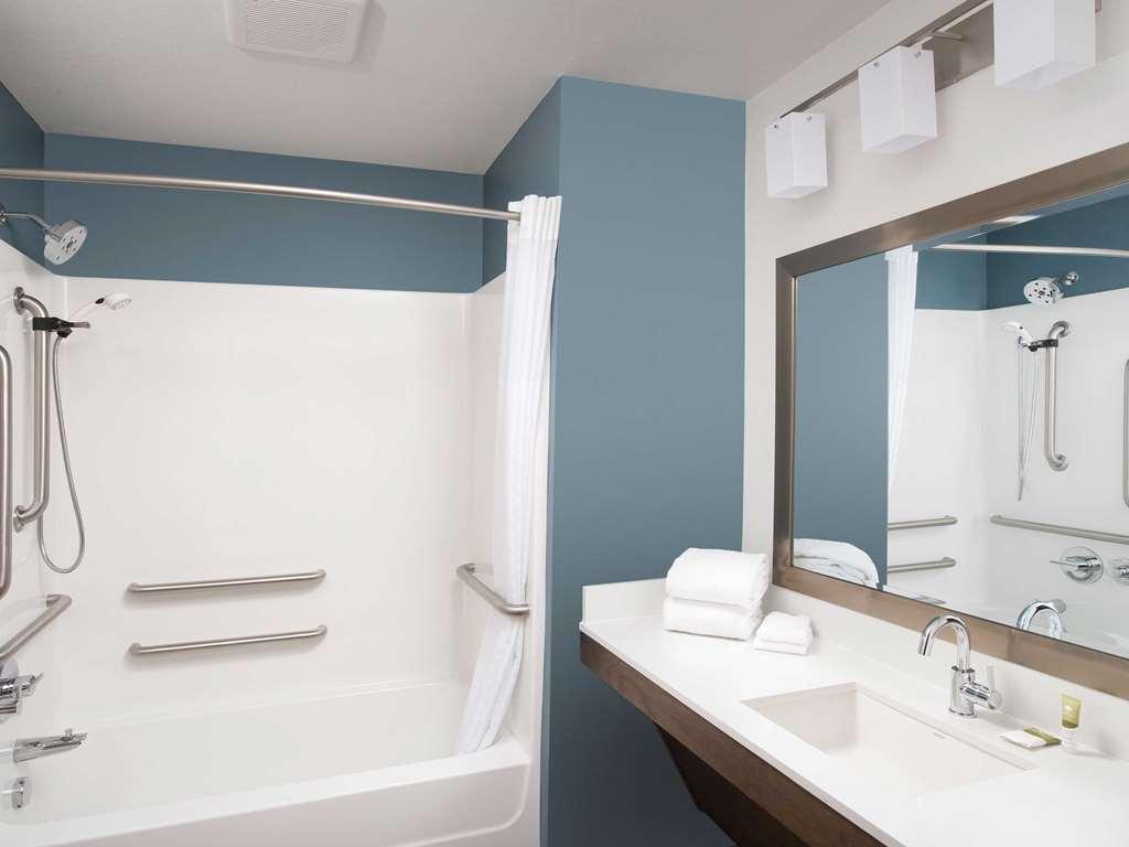 Woodspring Suites Providence Room photo